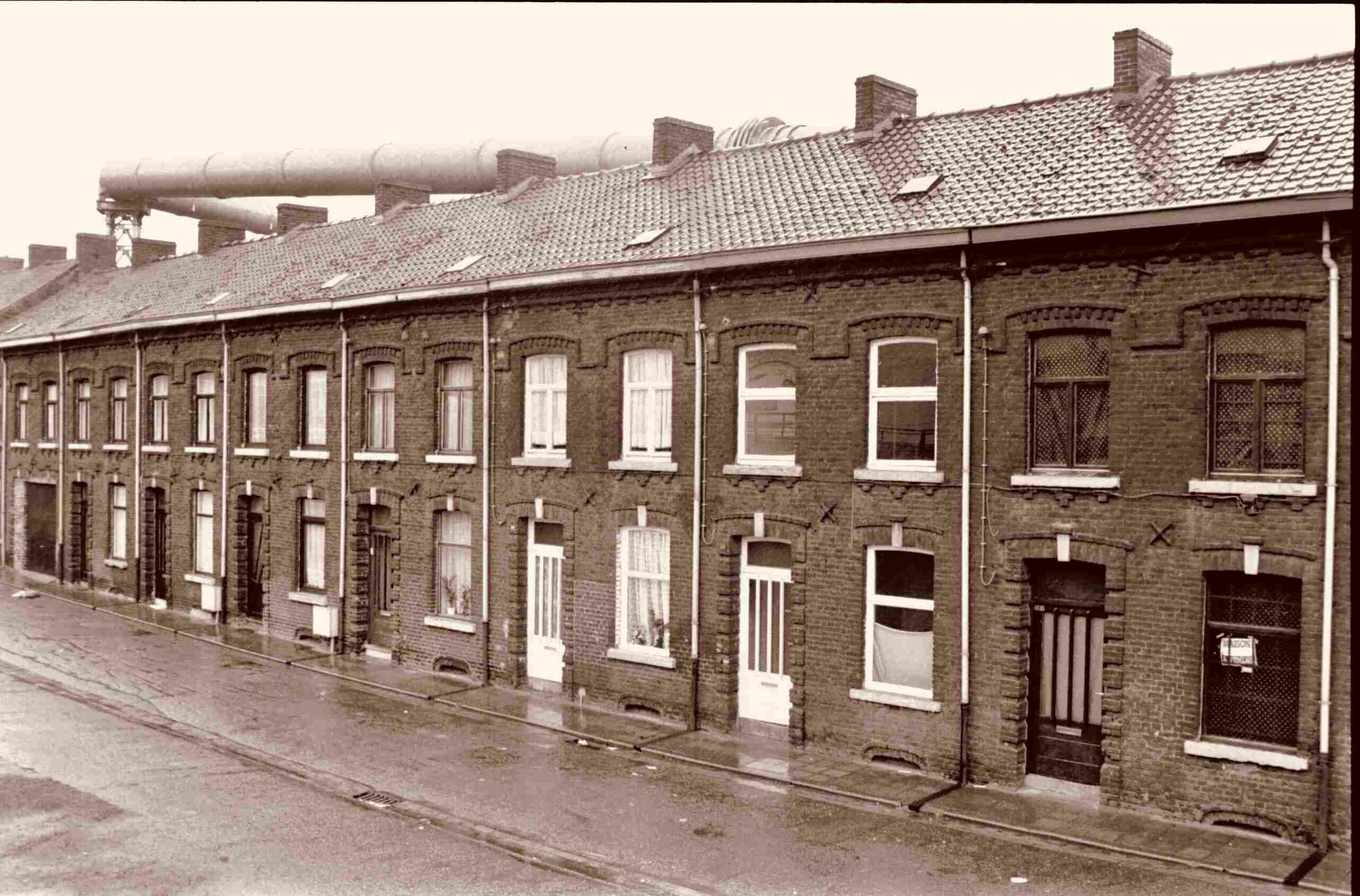 Foto von Emmanuel Codden: https://www.pexels.com/de-de/foto/strasse-gebaude-burgersteig-fenster-15366525/