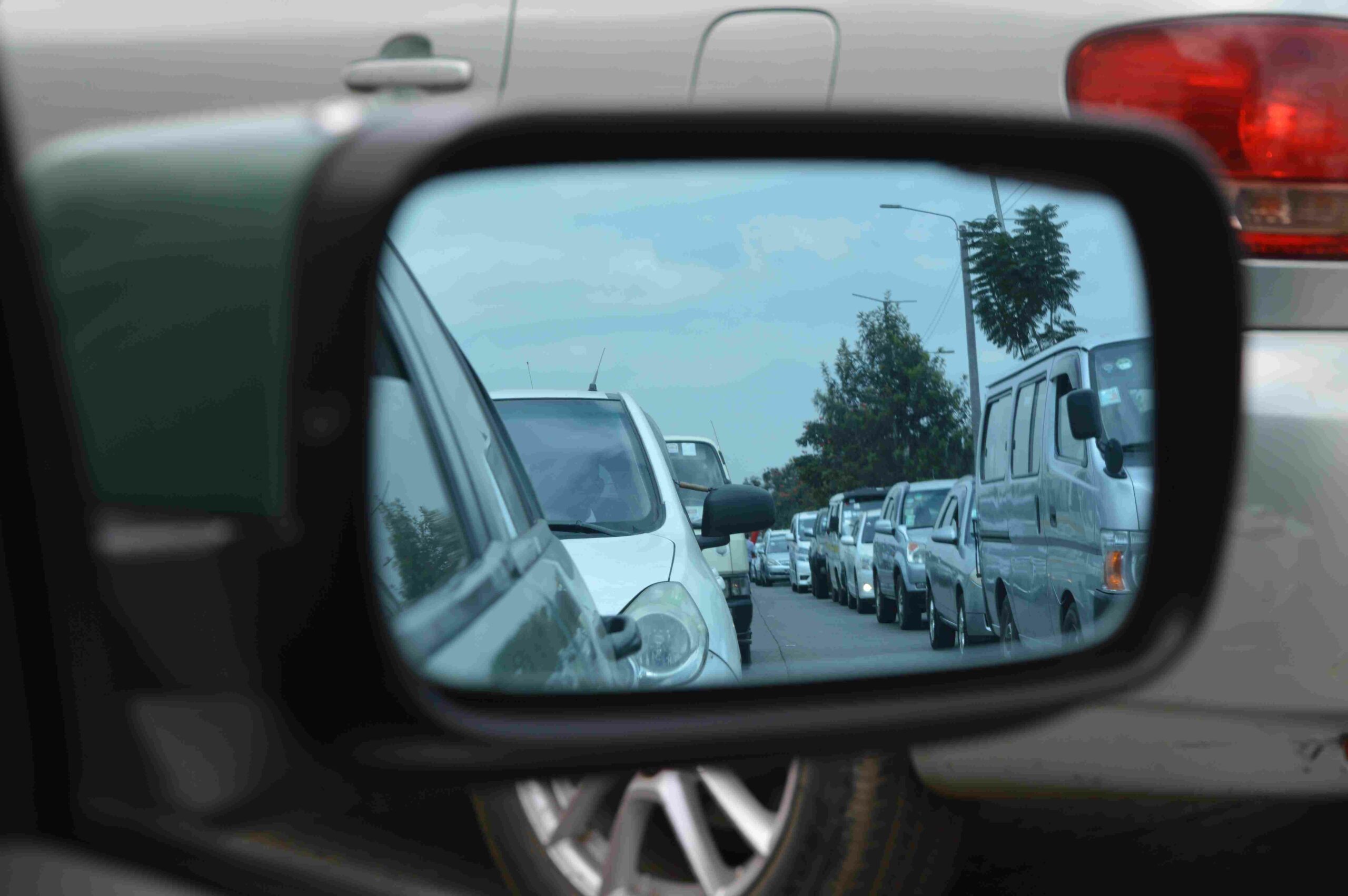 Foto von Stan: https://www.pexels.com/de-de/foto/autoseitenspiegel-der-starken-verkehr-anzeigt-191842/