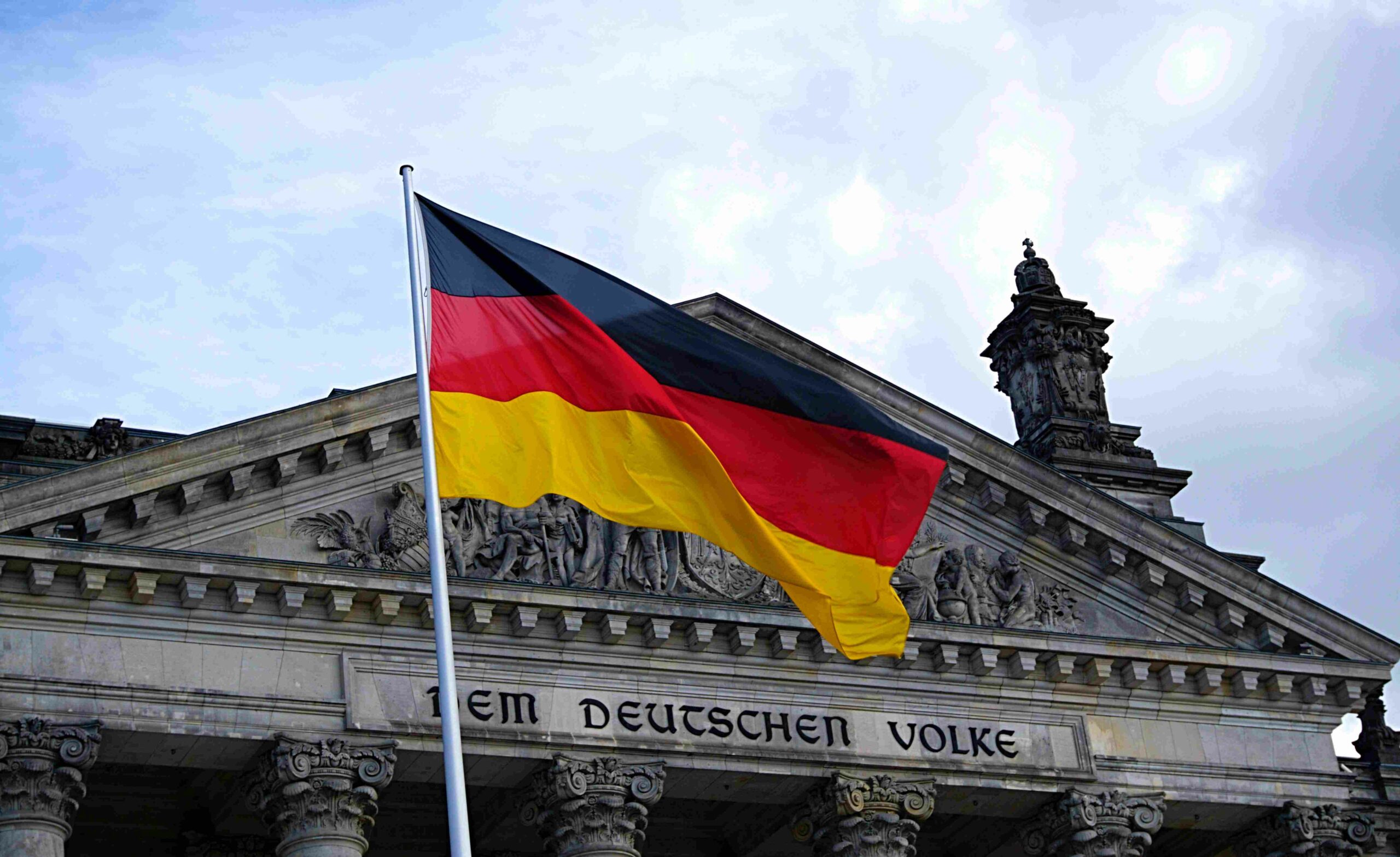 Photo by Ingo Joseph: https://www.pexels.com/photo/germany-flag-in-front-of-building-109629/